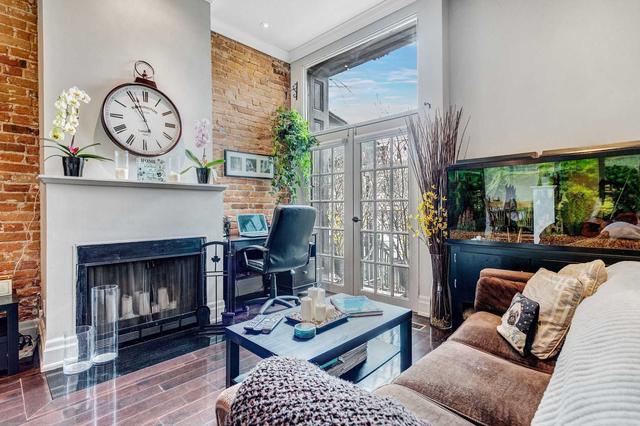 364 Dundas St E, Townhouse with 2 bedrooms, 2 bathrooms and 1 parking in Toronto ON | Image 1