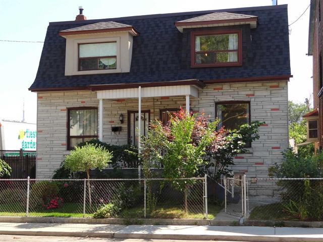37 Essex St, House semidetached with 3 bedrooms, 3 bathrooms and 1 parking in Toronto ON | Image 1