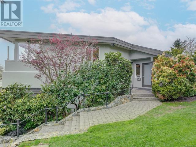 3450 Lord Nelson Way, House detached with 4 bedrooms, 3 bathrooms and 6 parking in Saanich BC | Image 3