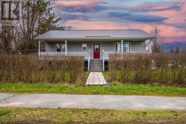 370 Highway 2, House detached with 4 bedrooms, 2 bathrooms and null parking in East Hants NS | Image 1