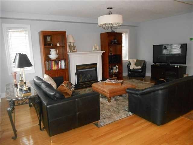 144 Crompton Dr, House detached with 3 bedrooms, 3 bathrooms and 2 parking in Barrie ON | Image 4