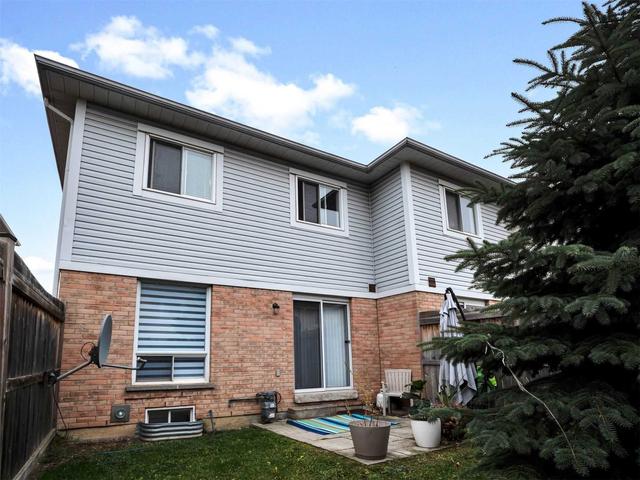 50 Brisbane Crt, Townhouse with 3 bedrooms, 3 bathrooms and 2 parking in Brampton ON | Image 7