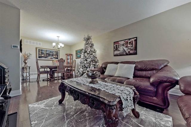 149 Albany Dr, House semidetached with 3 bedrooms, 2 bathrooms and 5 parking in Vaughan ON | Image 2