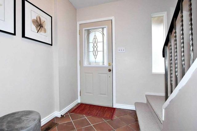 60 Camelot Way, Townhouse with 3 bedrooms, 2 bathrooms and 1 parking in Markham ON | Image 2