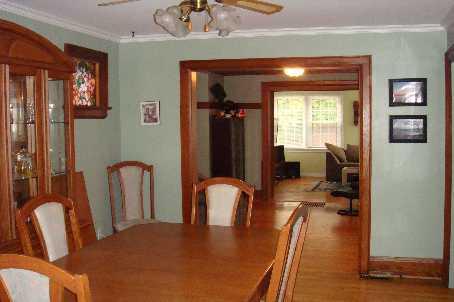 25 Arlington Ave, House detached with 3 bedrooms, 1 bathrooms and 2 parking in Oshawa ON | Image 3