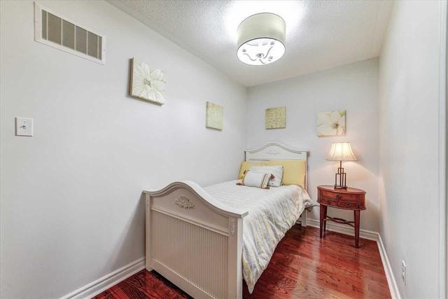 9 Rivitt Pl, House attached with 3 bedrooms, 3 bathrooms and 4 parking in Toronto ON | Image 7