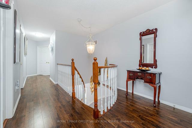 103 Vivians Cres, House detached with 4 bedrooms, 3 bathrooms and 6 parking in Brampton ON | Image 11