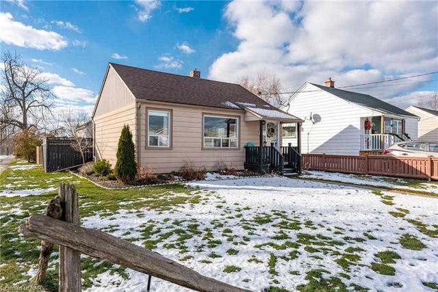 42 Barley Dr, House detached with 2 bedrooms, 1 bathrooms and 2 parking in St. Catharines ON | Image 1