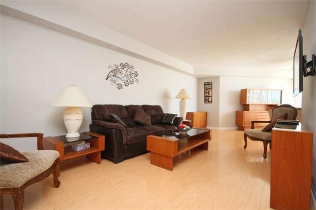 405 - 12 Laurelcrest St, Condo with 2 bedrooms, 1 bathrooms and 1 parking in Brampton ON | Image 4