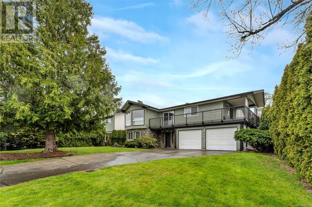 4261 Thornhill Cres, House detached with 5 bedrooms, 3 bathrooms and 6 parking in Saanich BC | Image 34