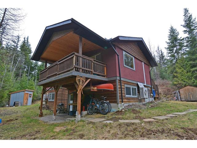 6652 Zeeben Road, House detached with 4 bedrooms, 2 bathrooms and null parking in Central Kootenay G BC | Image 4