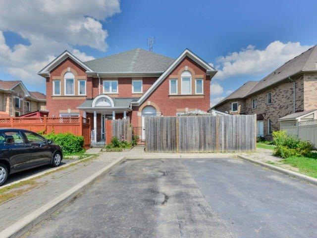 80 Pressed Brick Dr, House attached with 3 bedrooms, 3 bathrooms and 3 parking in Brampton ON | Image 1