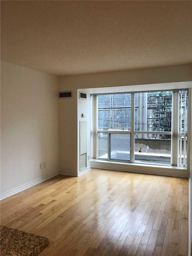 232 - 250 Wellington St W, Condo with 2 bedrooms, 1 bathrooms and 1 parking in Toronto ON | Image 4