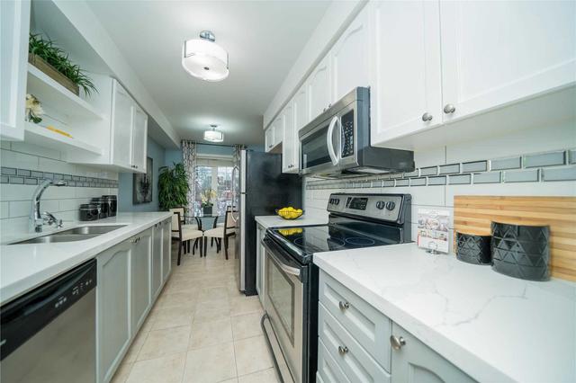 212 Scarborough Golf Clb Rd, House attached with 3 bedrooms, 3 bathrooms and 2 parking in Toronto ON | Image 2