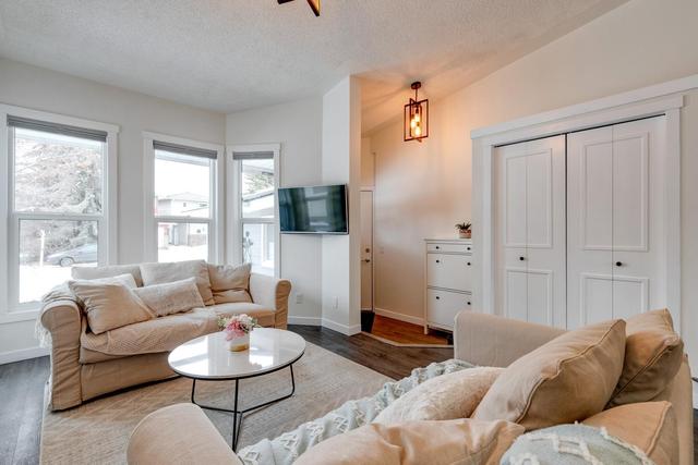 8 Sunhaven Way Se, House detached with 3 bedrooms, 2 bathrooms and 5 parking in Calgary AB | Image 5