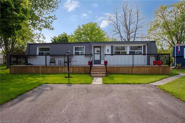 108 Hickory Hills, House detached with 2 bedrooms, 1 bathrooms and null parking in South Huron ON | Image 1