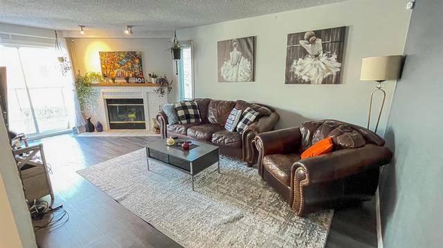 316 Coachway Lane Sw, Home with 3 bedrooms, 2 bathrooms and 2 parking in Calgary AB | Image 3