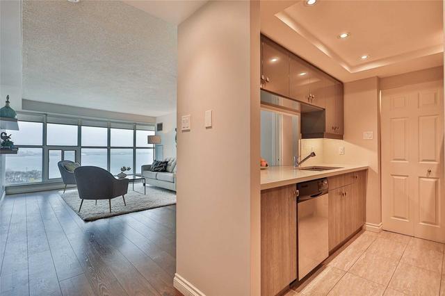 1306 - 99 Harbour Sq, Condo with 1 bedrooms, 1 bathrooms and 1 parking in Toronto ON | Image 5