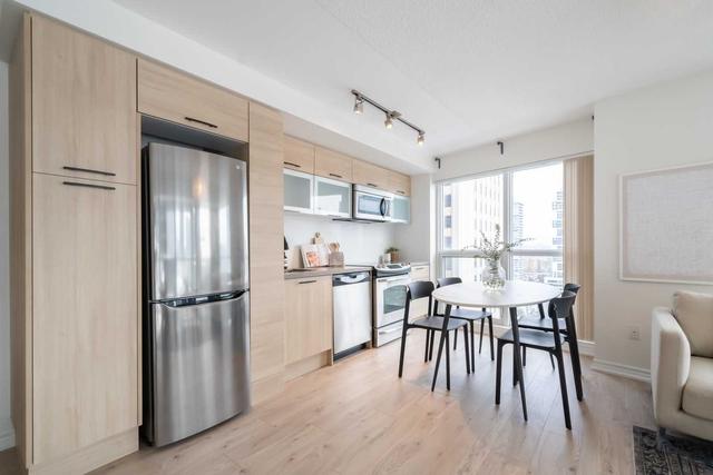 1407 - 386 Yonge St, Condo with 3 bedrooms, 2 bathrooms and 1 parking in Toronto ON | Image 15