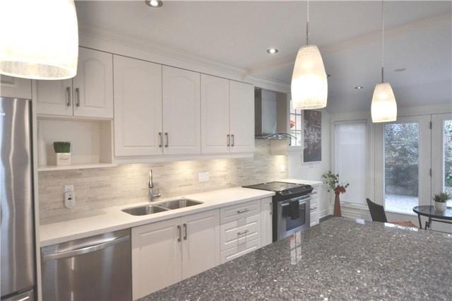 307 Sumach St, House detached with 2 bedrooms, 3 bathrooms and 2 parking in Toronto ON | Image 3
