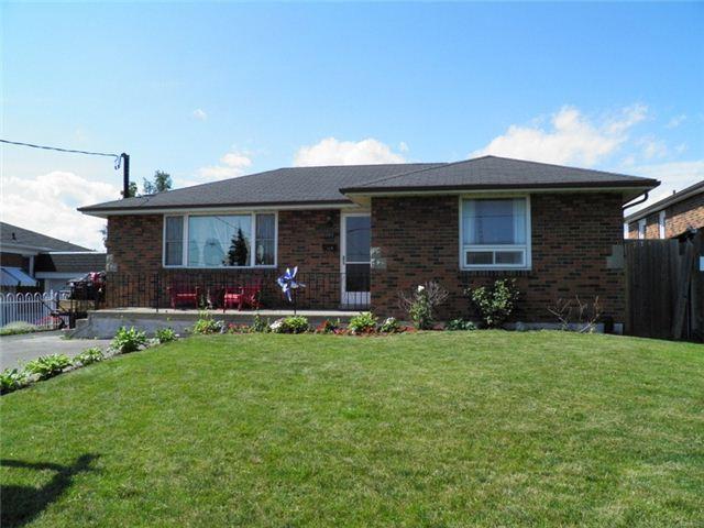 592 Adelaide Ave, House detached with 2 bedrooms, 1 bathrooms and 4 parking in Oshawa ON | Image 1