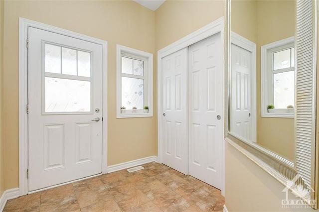 195 Mancini Way, Townhouse with 3 bedrooms, 3 bathrooms and 3 parking in Ottawa ON | Image 4