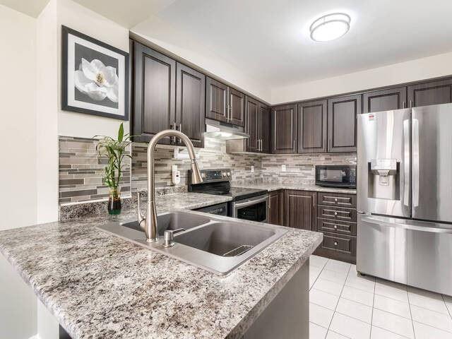64 Brisbane Crt, Townhouse with 3 bedrooms, 3 bathrooms and 2 parking in Brampton ON | Image 4