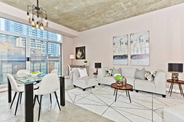 513 - 23 Brant St, Condo with 1 bedrooms, 1 bathrooms and 1 parking in Toronto ON | Image 2