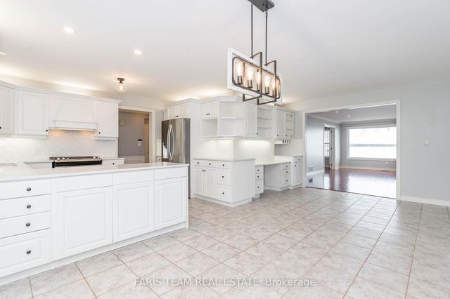 927 Barry Ave, House detached with 4 bedrooms, 3 bathrooms and 9 parking in Innisfil ON | Image 4