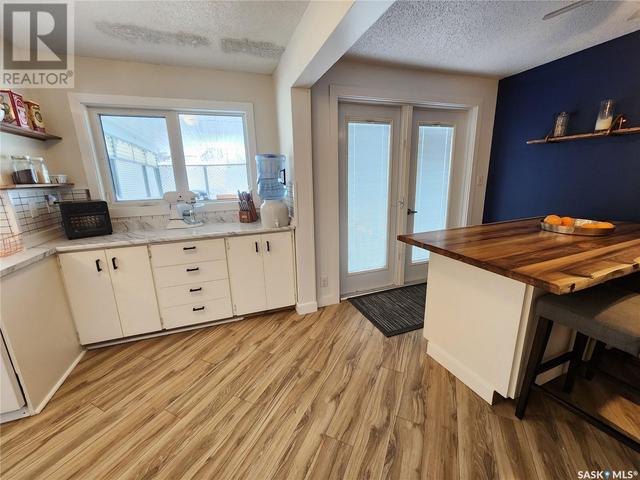 526 Main Street, House detached with 3 bedrooms, 2 bathrooms and null parking in Radville SK | Image 4
