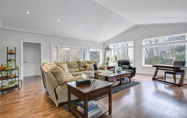 104 Ulster Dr, House detached with 4 bedrooms, 5 bathrooms and 6 parking in Oakville ON | Image 2