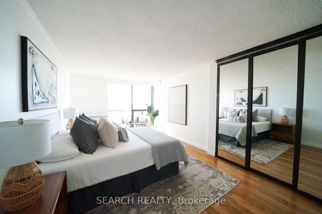 1027 - 33 Harbour Sq, Condo with 2 bedrooms, 3 bathrooms and 1 parking in Toronto ON | Image 11