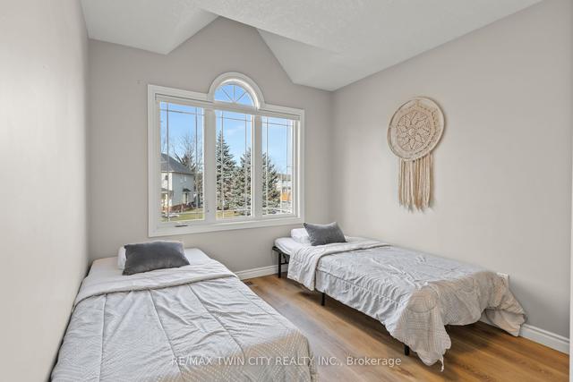 449 Shadow Wood Cres, House attached with 3 bedrooms, 3 bathrooms and 3 parking in Waterloo ON | Image 4
