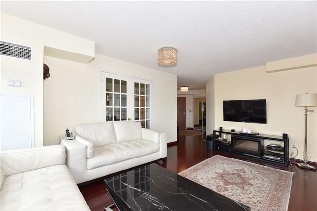 703 - 23 Lorraine Dr, Condo with 3 bedrooms, 2 bathrooms and null parking in Toronto ON | Image 6