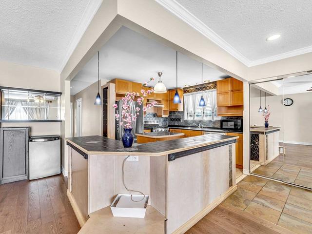 201 Hollyberry Tr, House semidetached with 3 bedrooms, 3 bathrooms and 4 parking in Toronto ON | Image 2