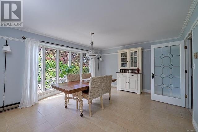 Large dining room area with bay window overlooking Woodland Park | Image 4