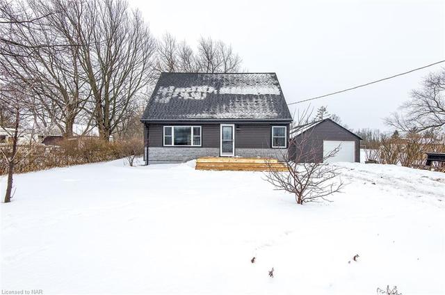 3815 Highway 3 Highway E, House detached with 3 bedrooms, 1 bathrooms and 4 parking in Port Colborne ON | Image 2