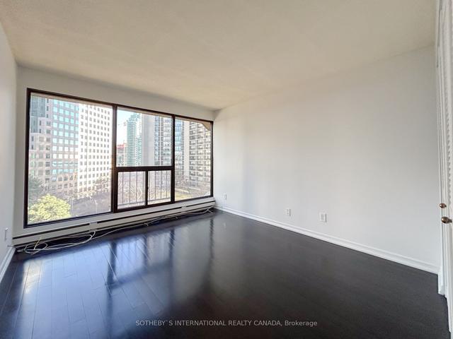 1110 - 65 Harbour Sq, Condo with 3 bedrooms, 3 bathrooms and 1 parking in Toronto ON | Image 14