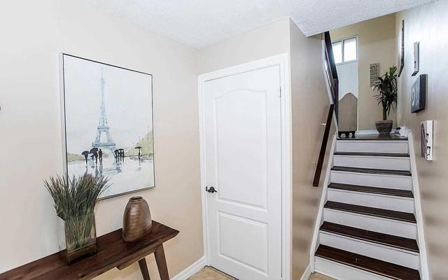 81 Darras Crt, Townhouse with 3 bedrooms, 2 bathrooms and 2 parking in Brampton ON | Image 3
