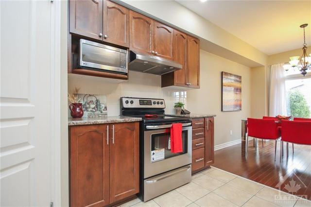 213 Butterfly Walk, Townhouse with 3 bedrooms, 2 bathrooms and 3 parking in Ottawa ON | Image 12