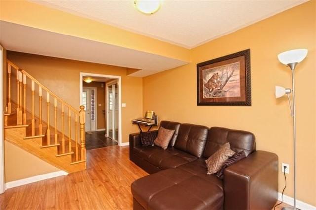 87 Decker Hollow Circ, House attached with 3 bedrooms, 3 bathrooms and 2 parking in Brampton ON | Image 4