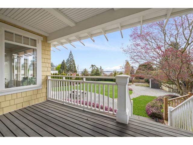 14008 Marine Drive, House detached with 5 bedrooms, 4 bathrooms and 7 parking in White Rock BC | Image 10