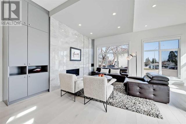 3604 28 Avenue Sw, House semidetached with 4 bedrooms, 3 bathrooms and 2 parking in Calgary AB | Image 3