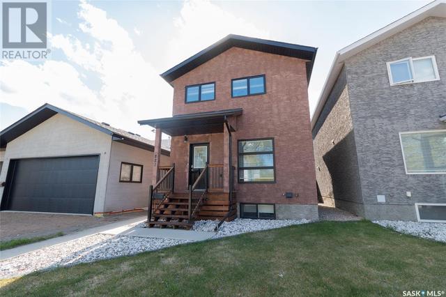 821 N Ave S, House detached with 4 bedrooms, 4 bathrooms and null parking in Saskatoon SK | Card Image