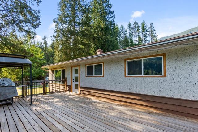 2466 Cunningham Road, House detached with 3 bedrooms, 2 bathrooms and null parking in Central Kootenay H BC | Image 51
