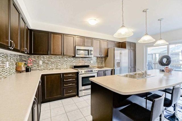 1011 Timmer Pl, House attached with 4 bedrooms, 3 bathrooms and 2 parking in Milton ON | Image 4