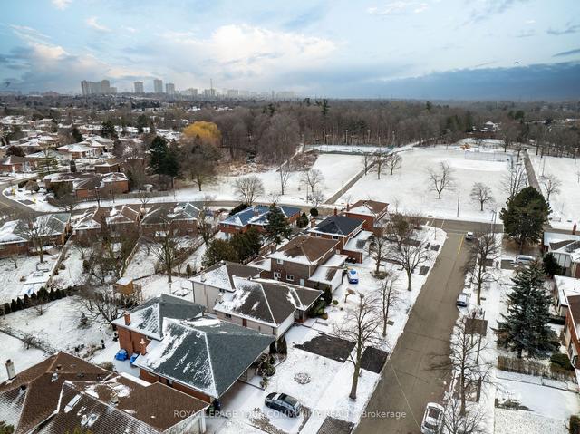 9 Laureleaf Rd S, House detached with 4 bedrooms, 3 bathrooms and 6 parking in Toronto ON | Image 27