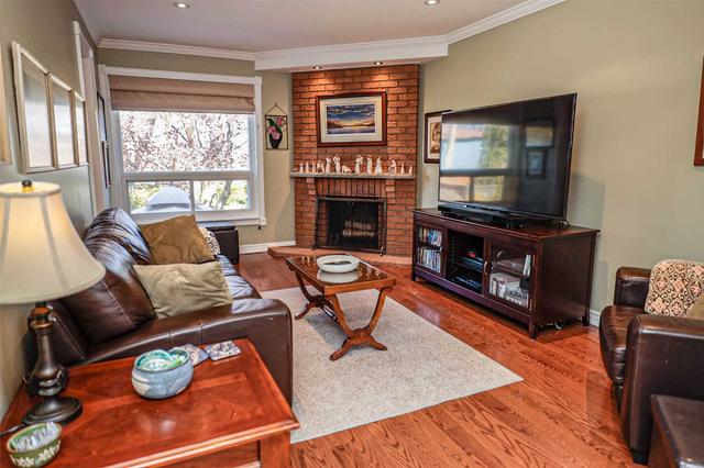 21 Madelaine Cres, House detached with 4 bedrooms, 3 bathrooms and 8 parking in Brampton ON | Image 8
