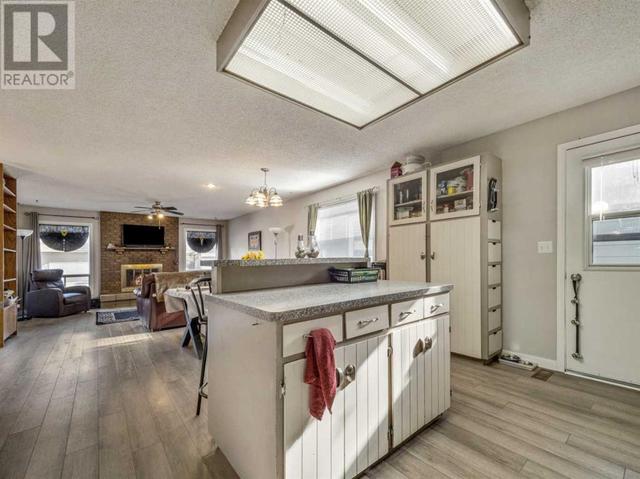 332 Leaside Avenue S, House detached with 5 bedrooms, 3 bathrooms and 3 parking in Lethbridge AB | Image 13