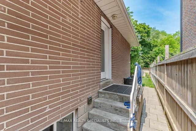 3 Allan Park Rd, House detached with 2 bedrooms, 2 bathrooms and 6 parking in Toronto ON | Image 14
